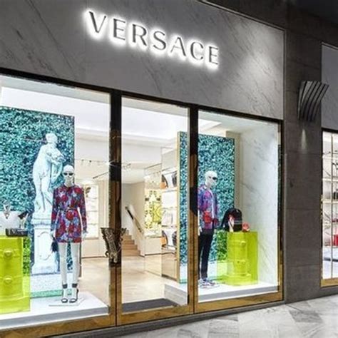 Versace inaugura un nuovo store a Bologna 